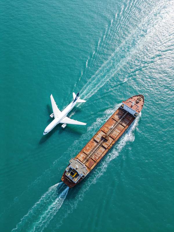 航船与飞机共舞图片