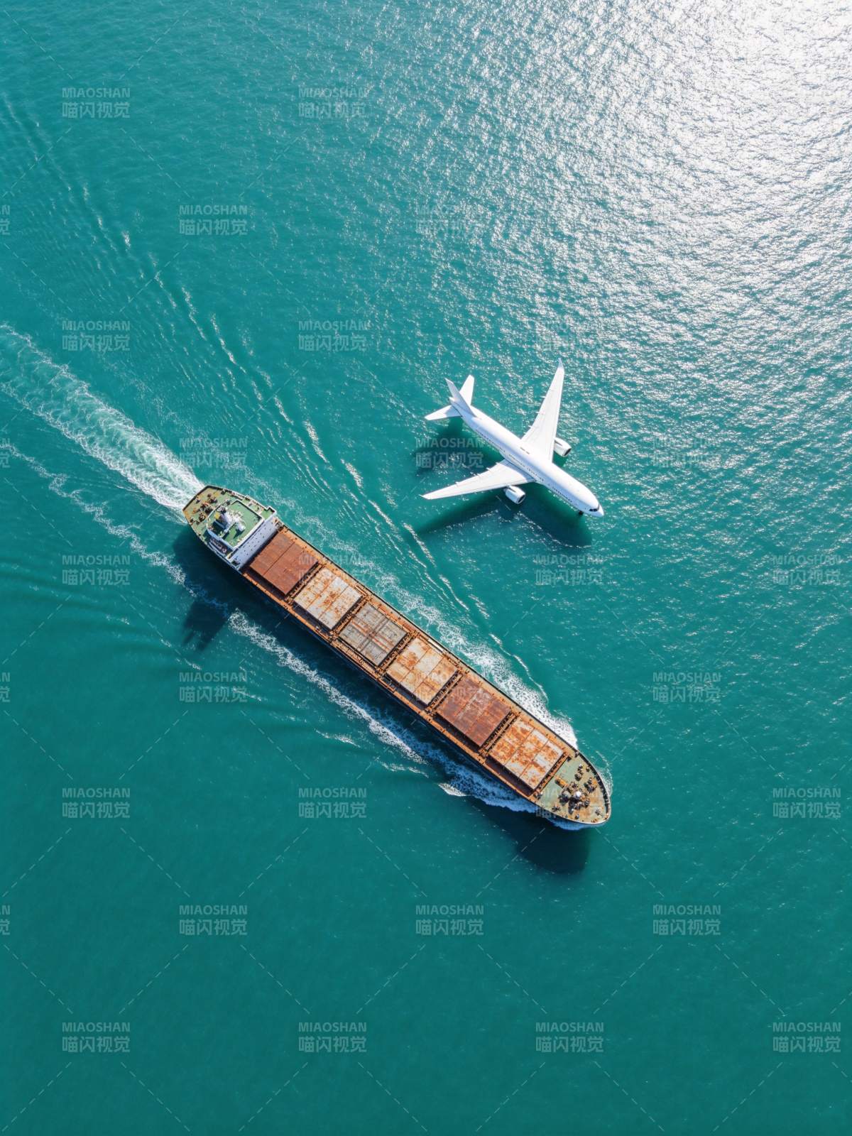 货轮与客机在碧蓝海面并行航行图片