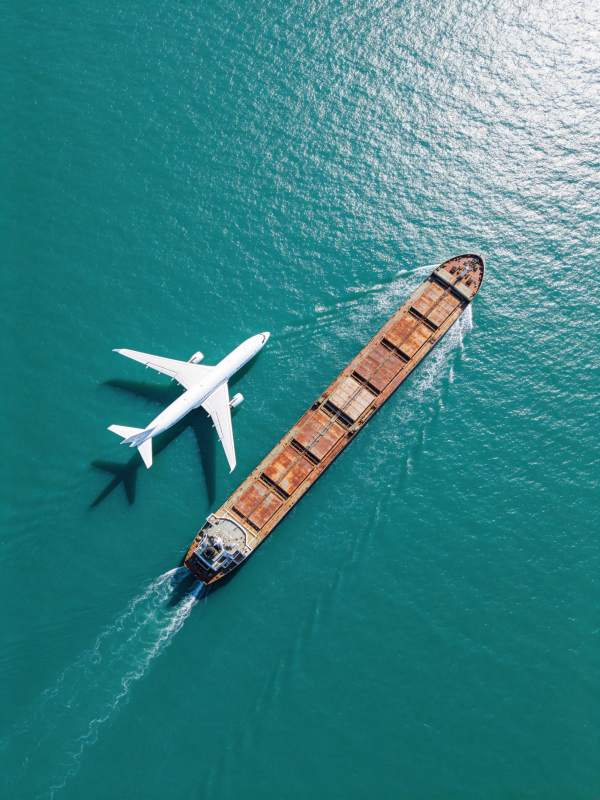 飞机掠过货轮图片