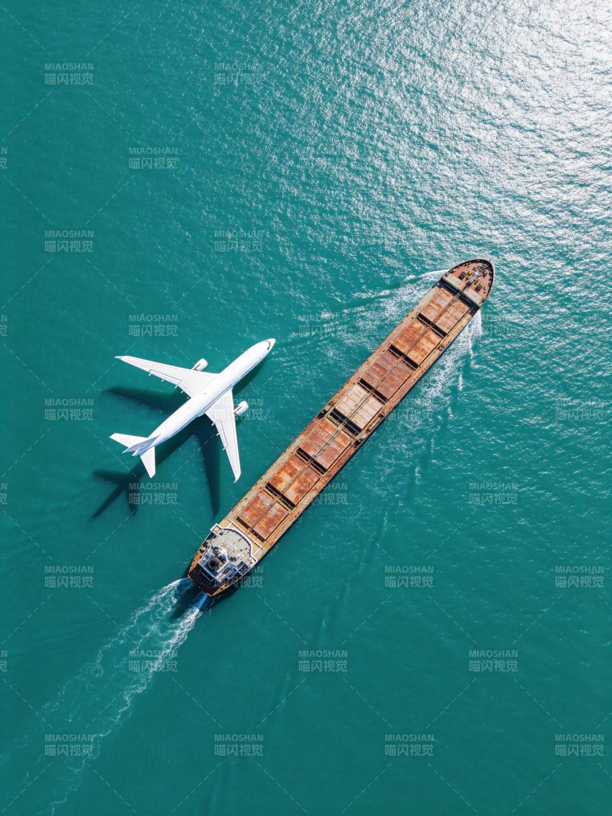 飞机掠过货轮图片