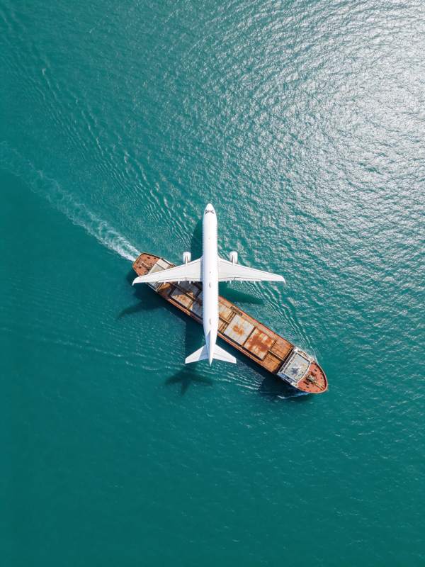 飞机与货轮同框图片