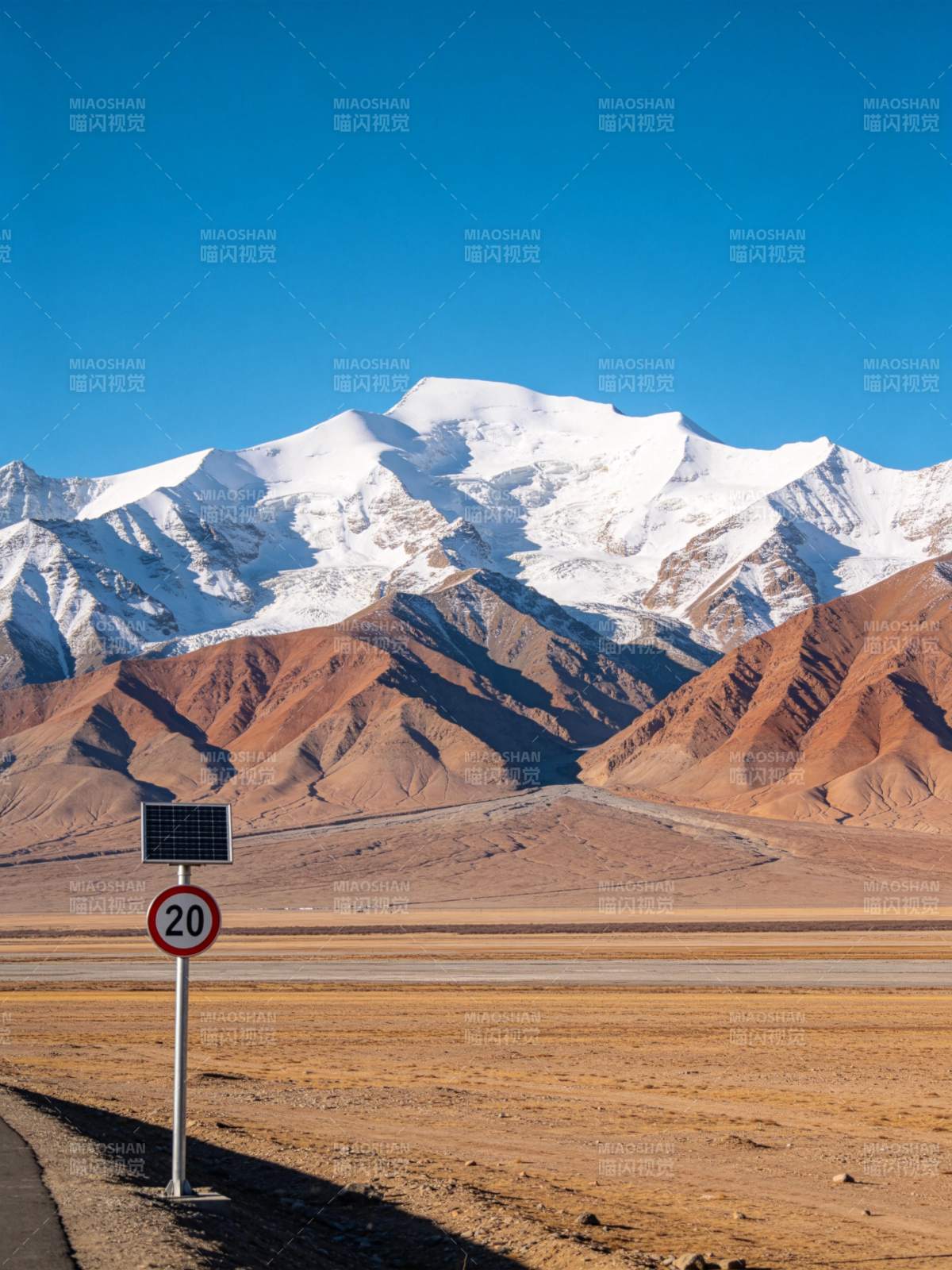 雪山脚下公路旁限速标志与太阳能板图片
