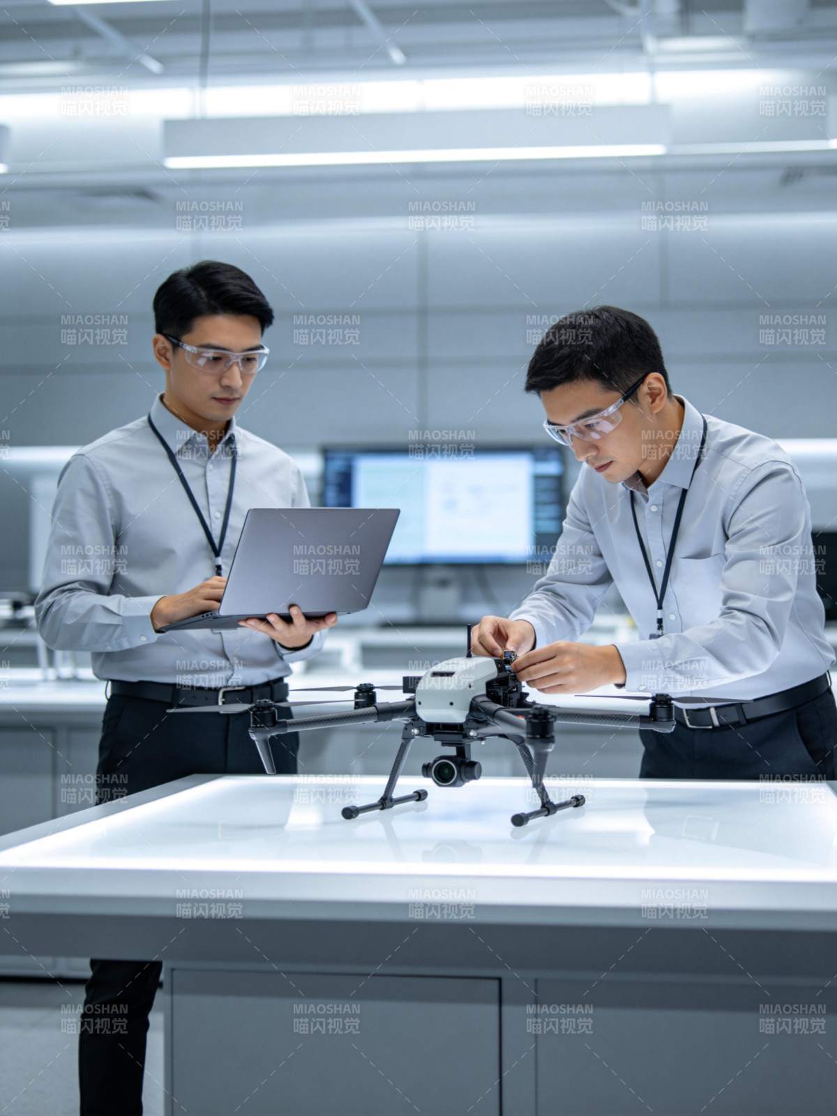 工程师调试无人机图片