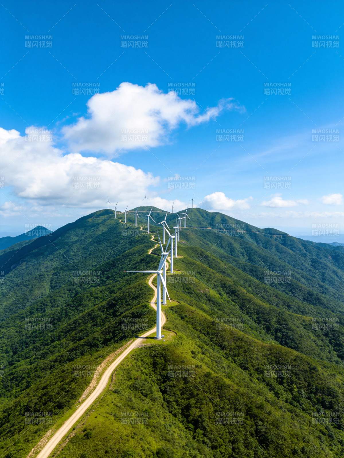 山脊上的风力发电图片
