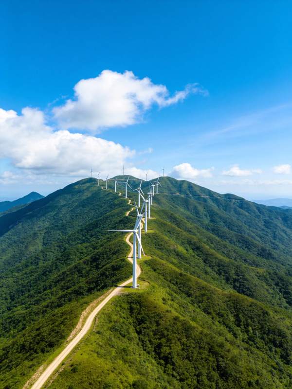 山脊上的风力发电图片