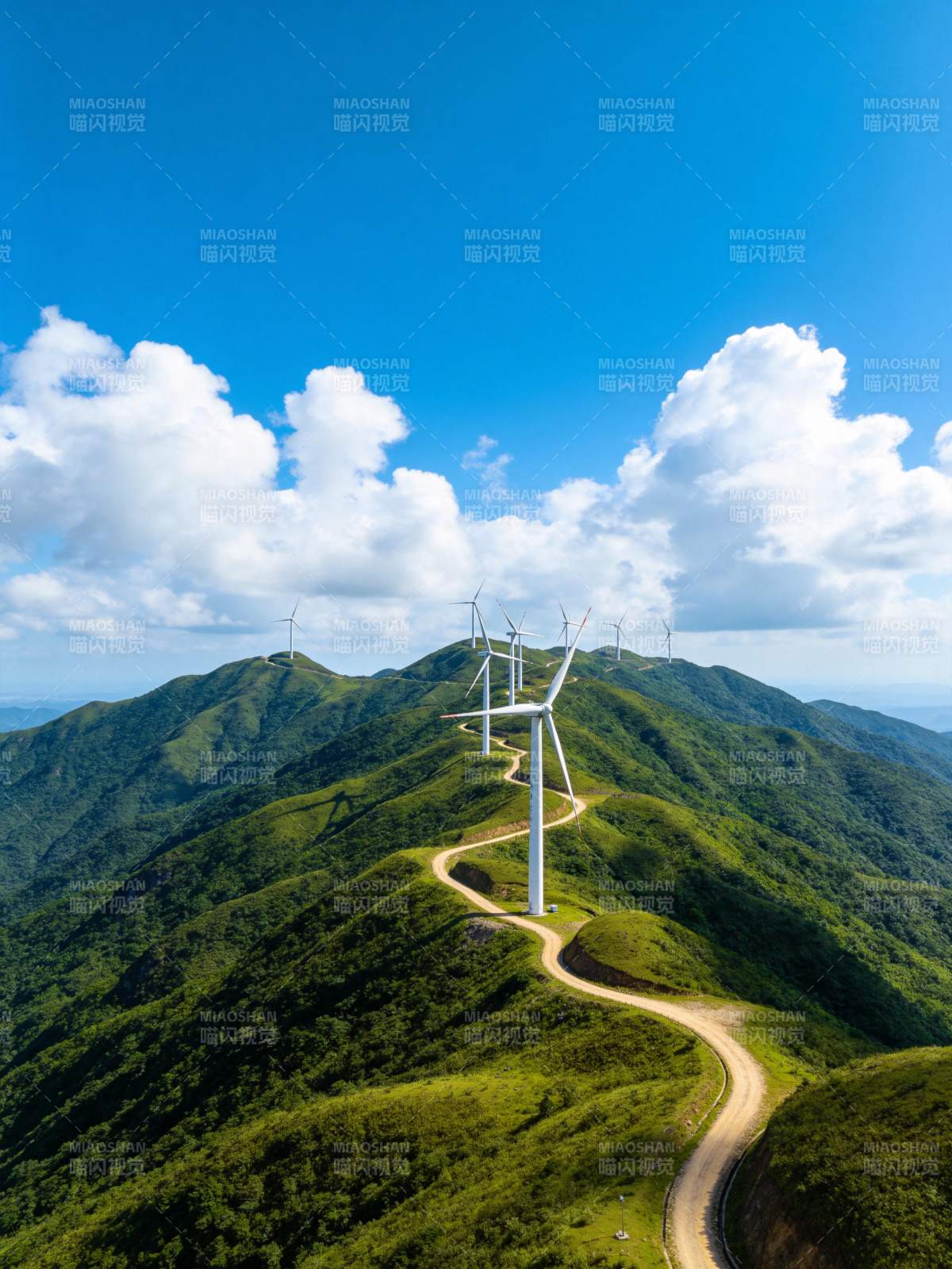 山巅风车 绿野蓝天图片