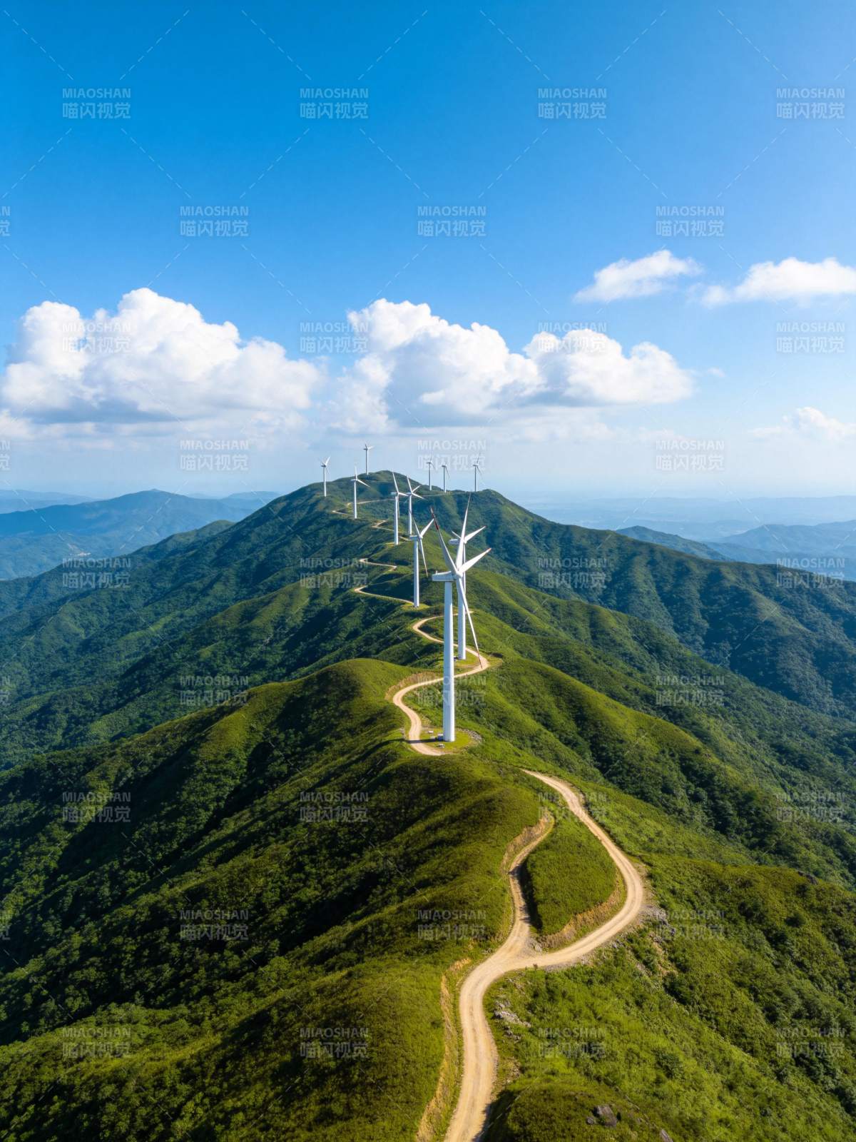 山脊线上排列的白色风力发电机群图片
