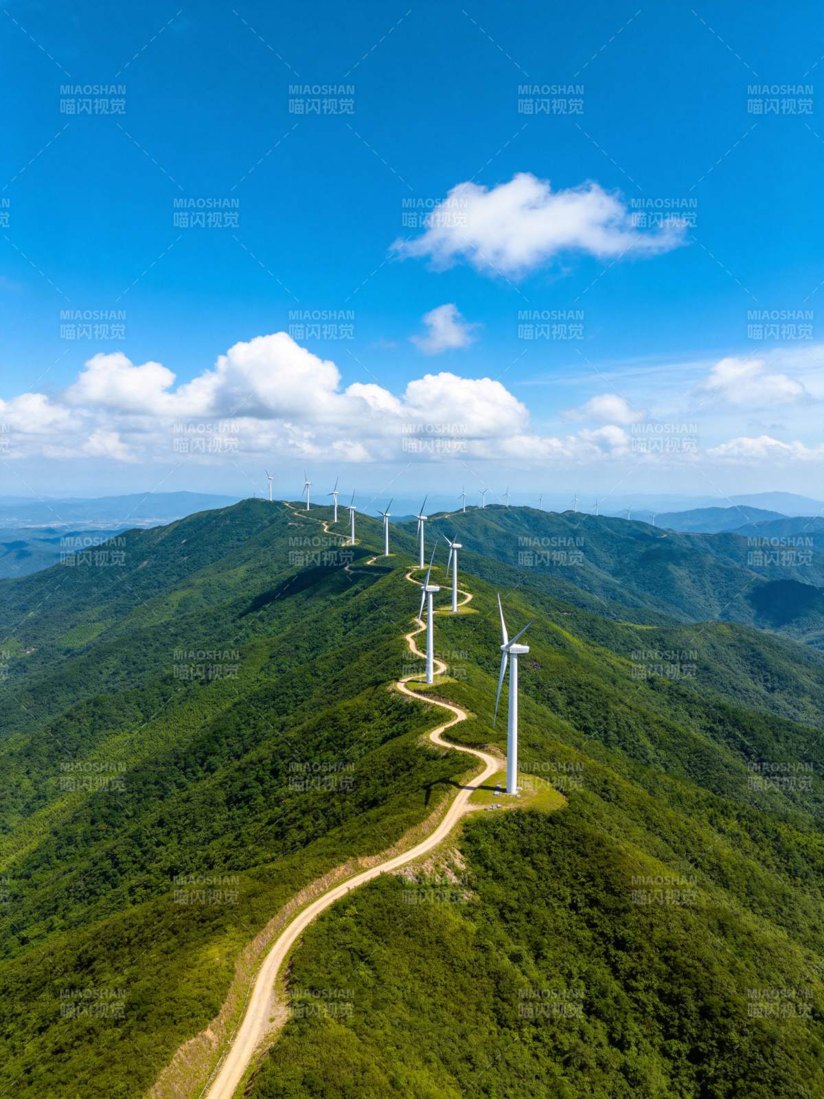 山脊上的风车阵图片