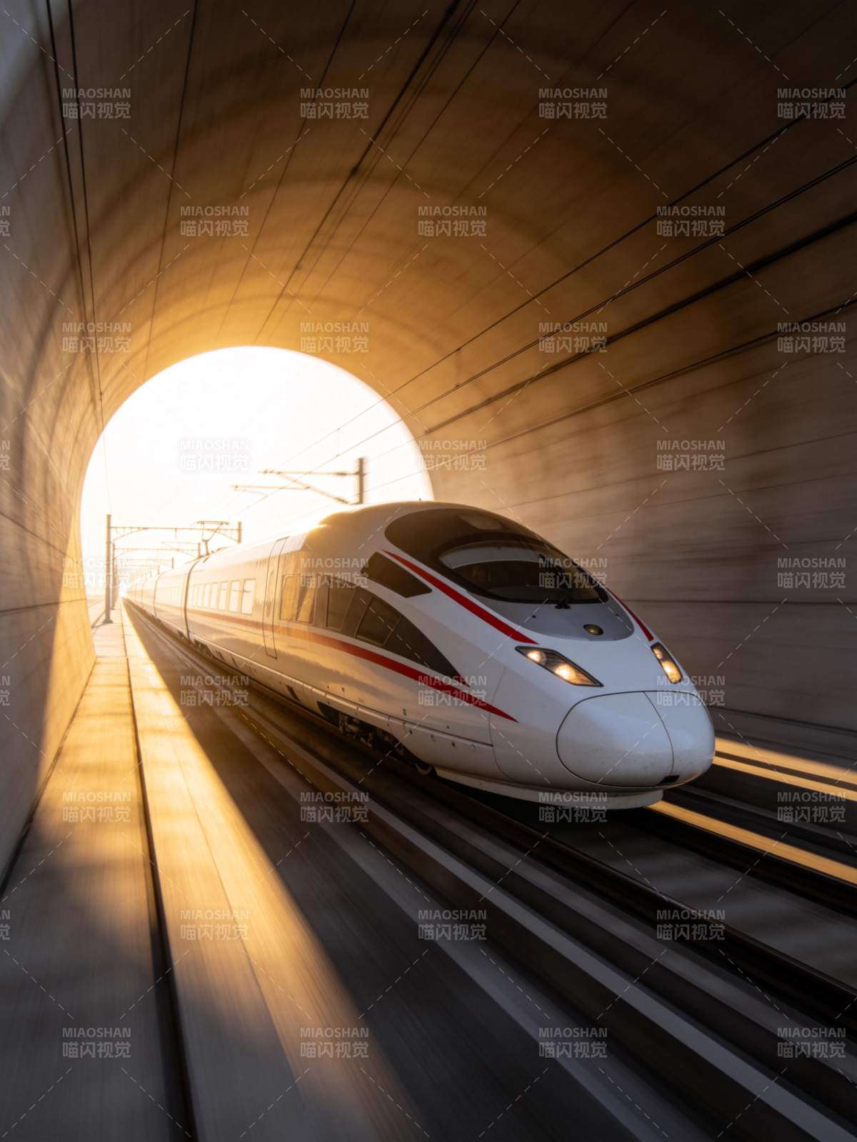 高速列车驶出隧道沐浴晨光图片