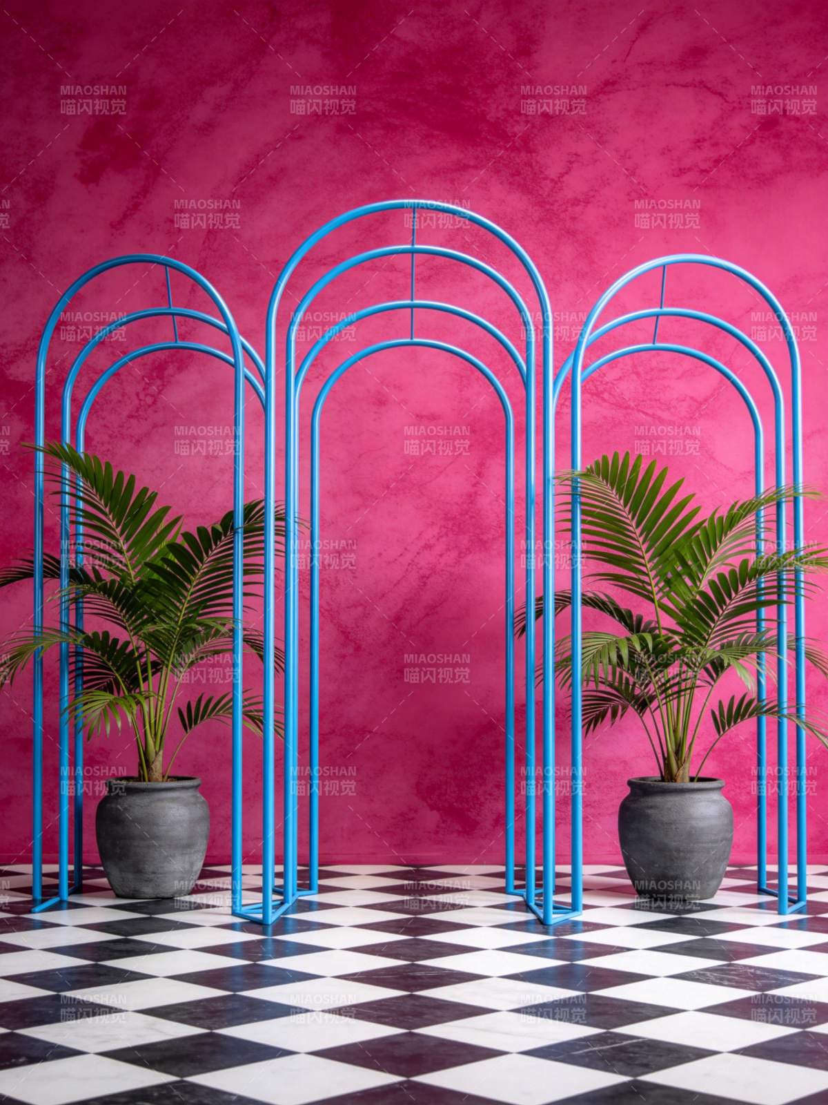 蓝拱绿植粉墙图片