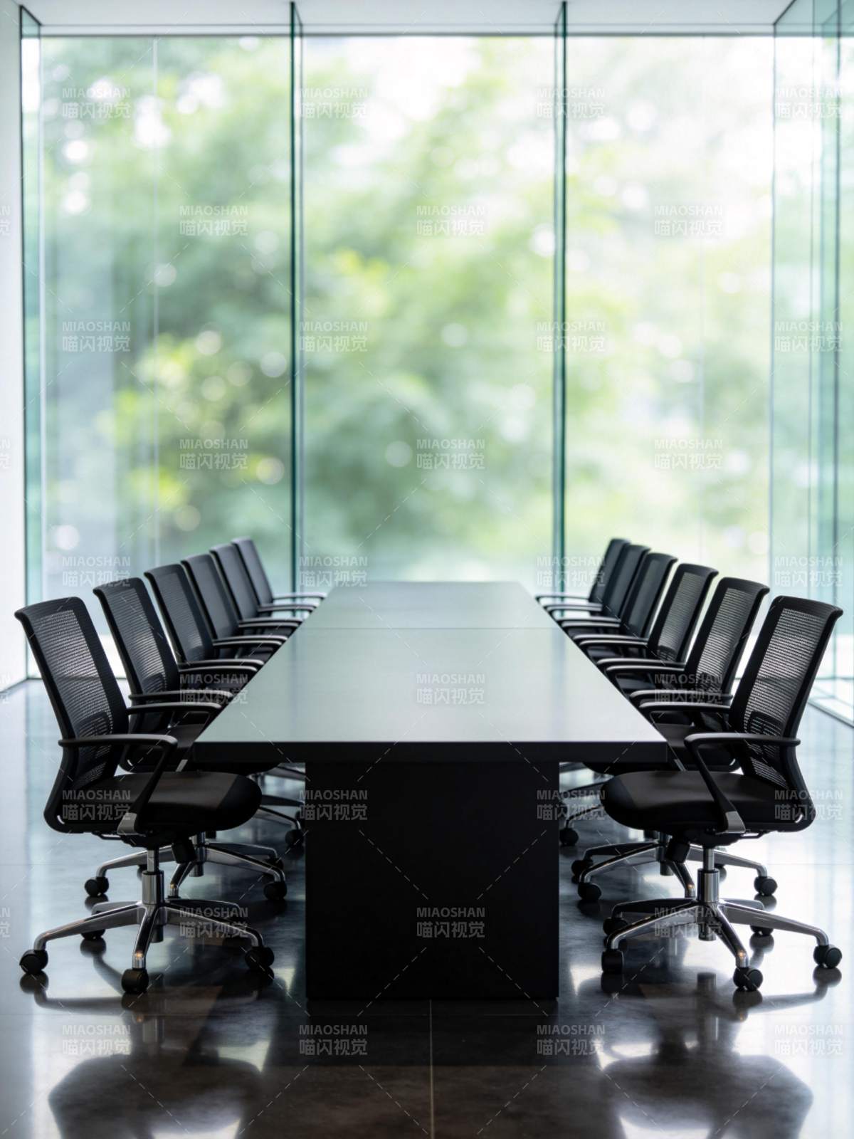 现代会议室长桌与黑色办公椅整齐排列图片