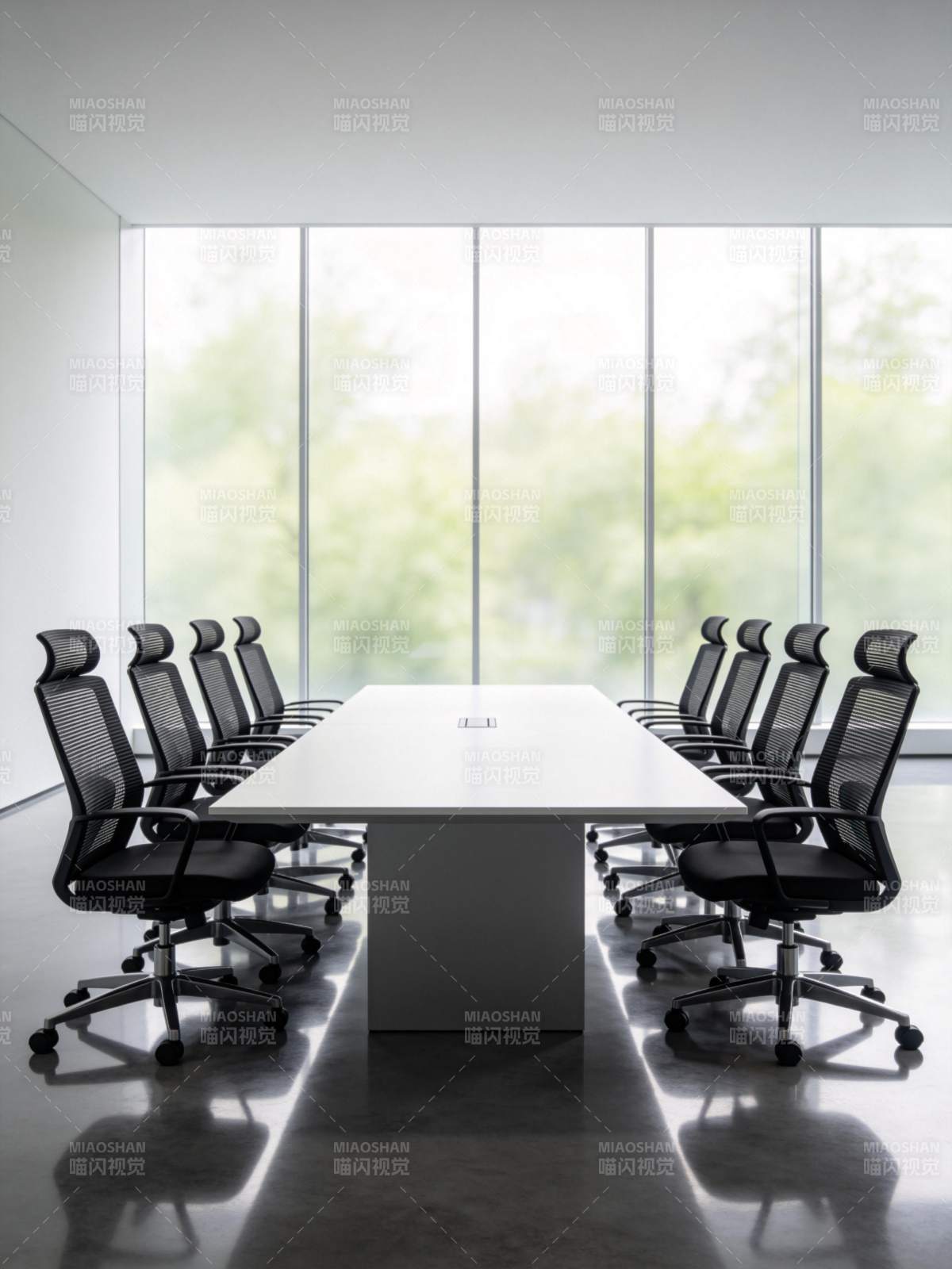 现代简约风格会议室长桌与黑色办公椅布局图片