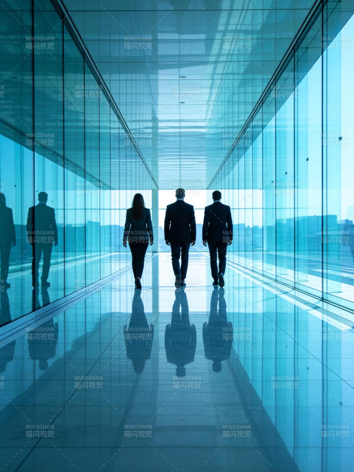 三位商务人士背影行走在玻璃走廊中图片