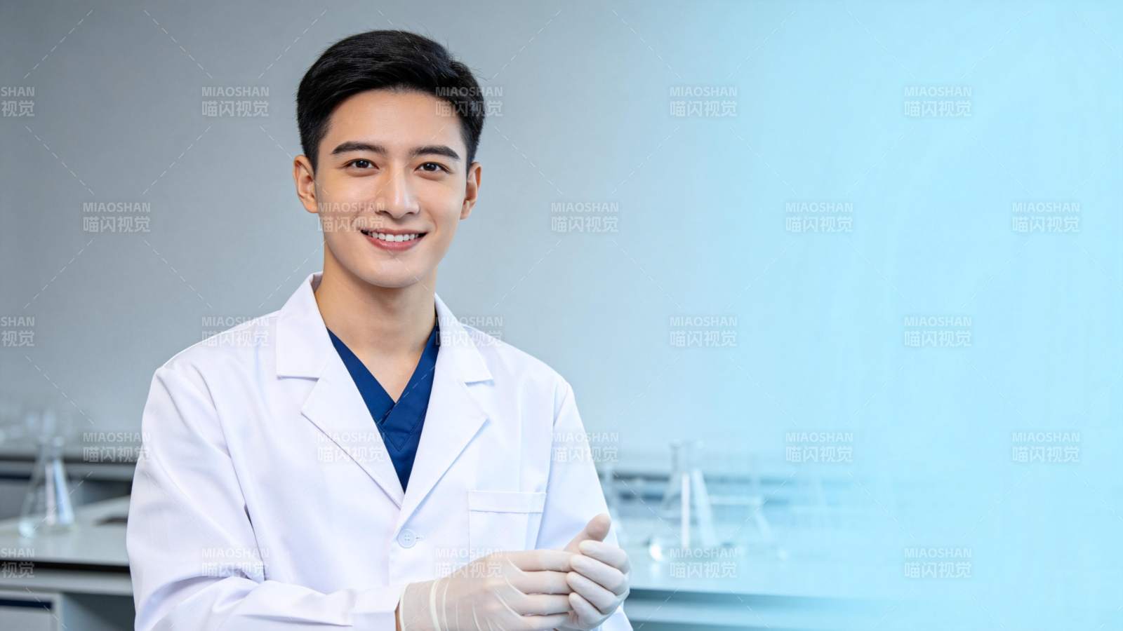 医生微笑实验室图片