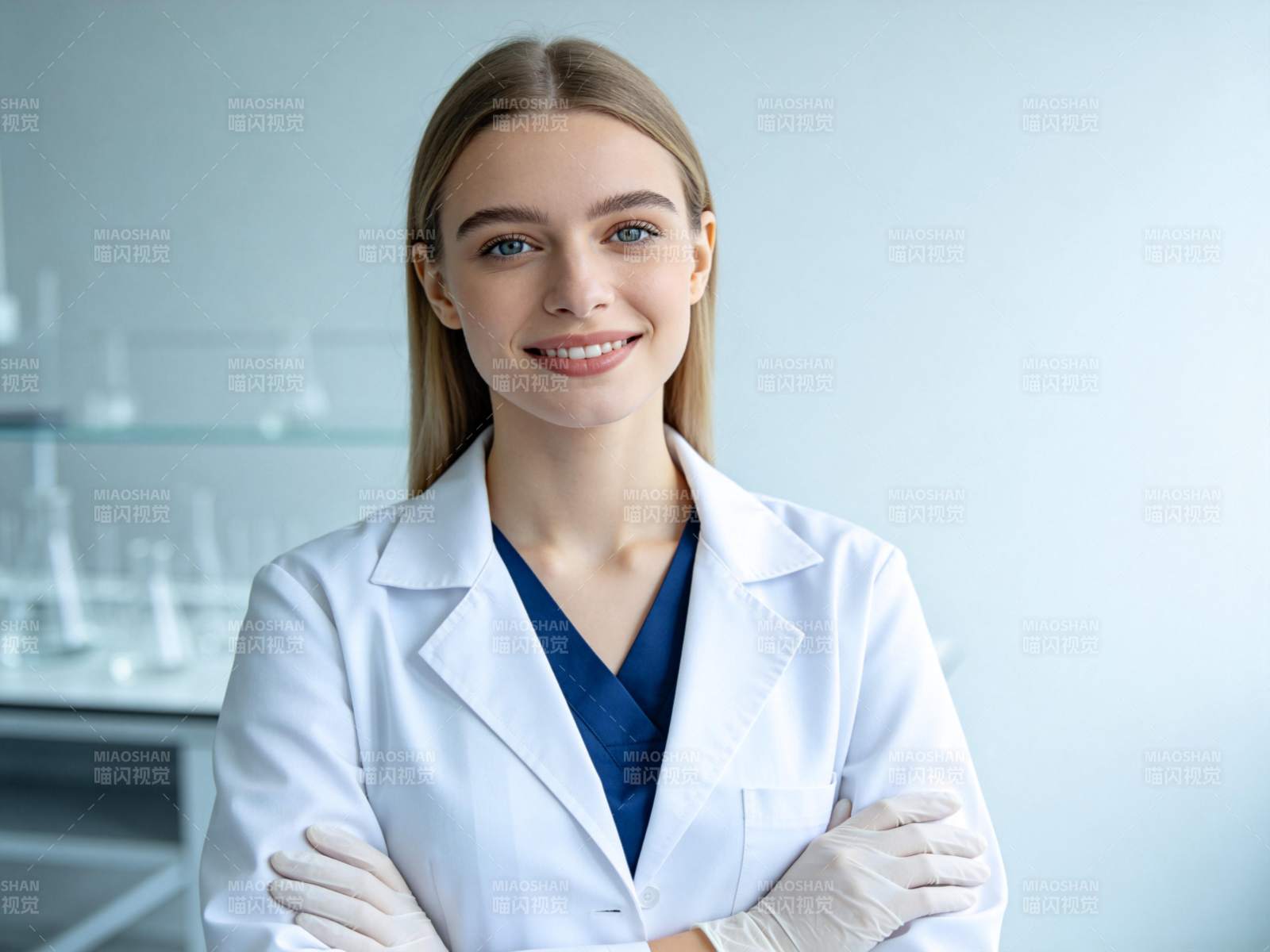 实验室女科学家微笑图片