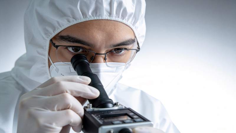 科学家显微镜观察图片