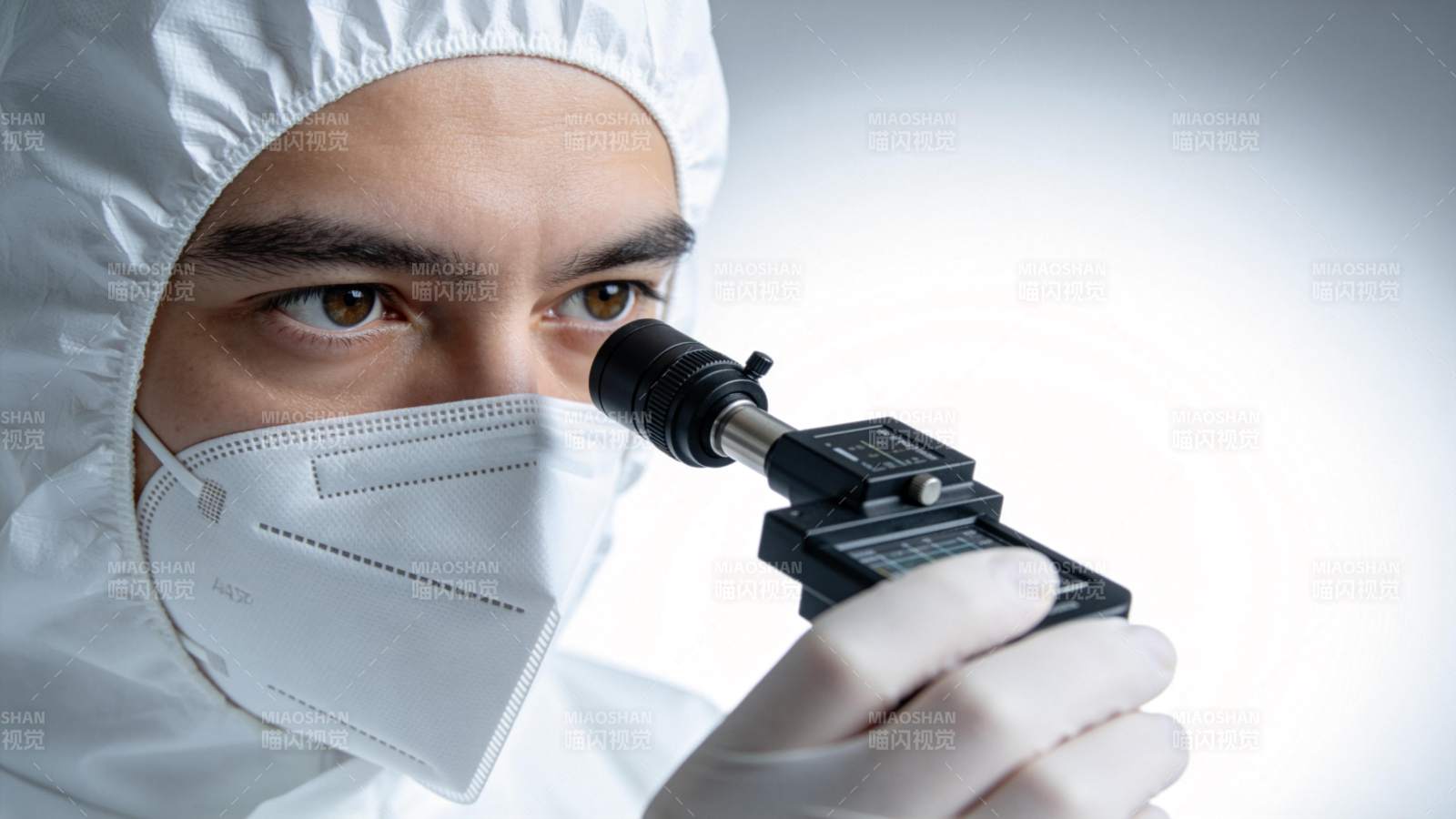 科研人员显微观察图片