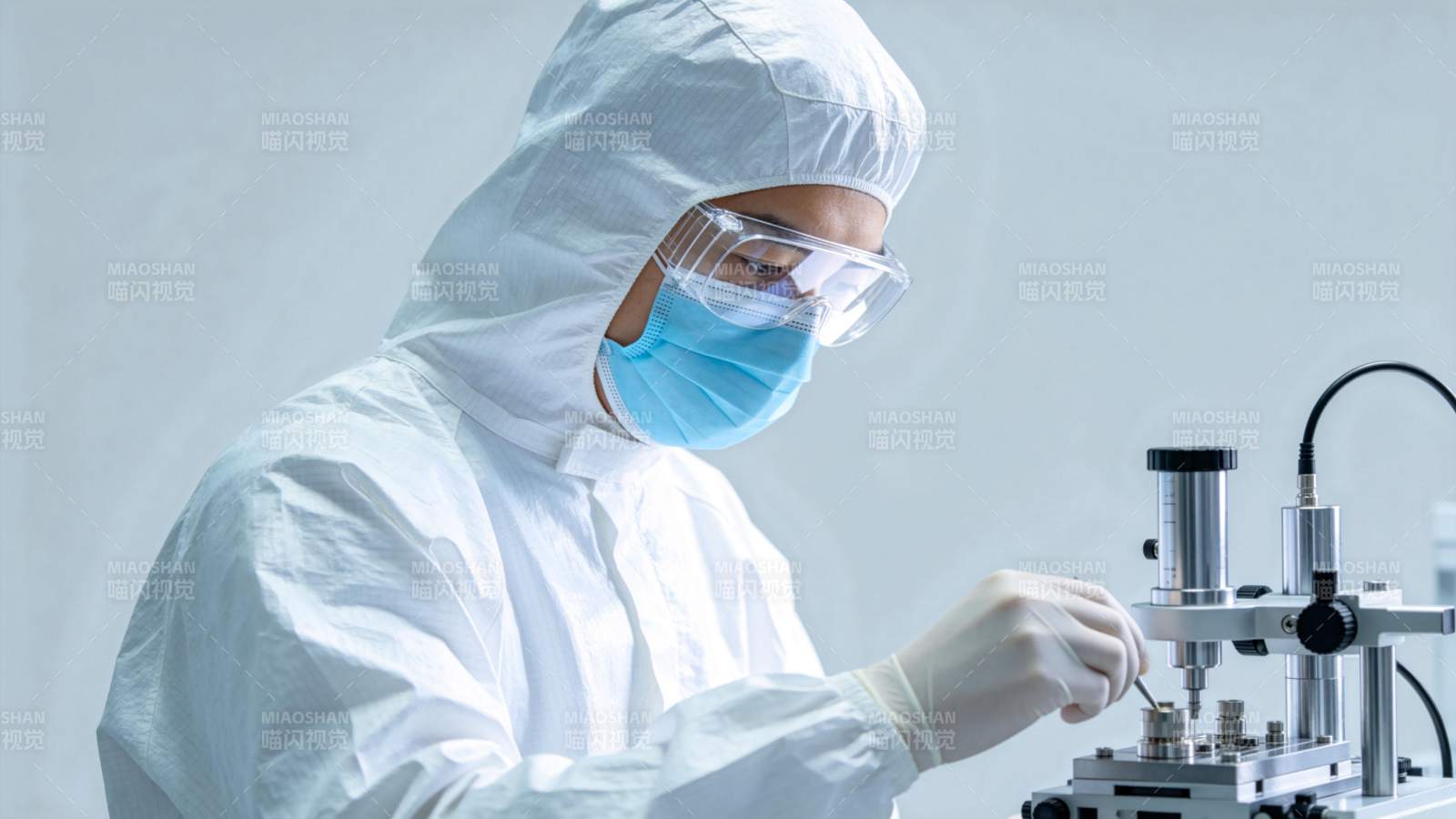 实验室科研人员工作图片