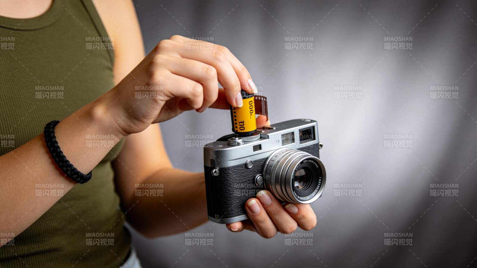 胶片相机换卷图片