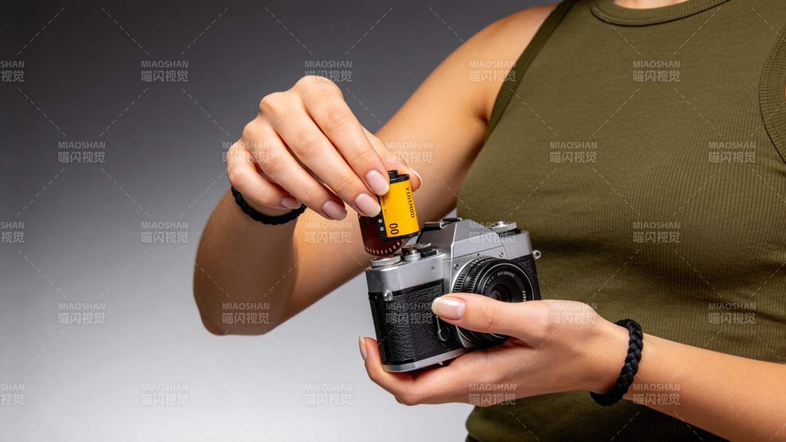 更换相机电池图片