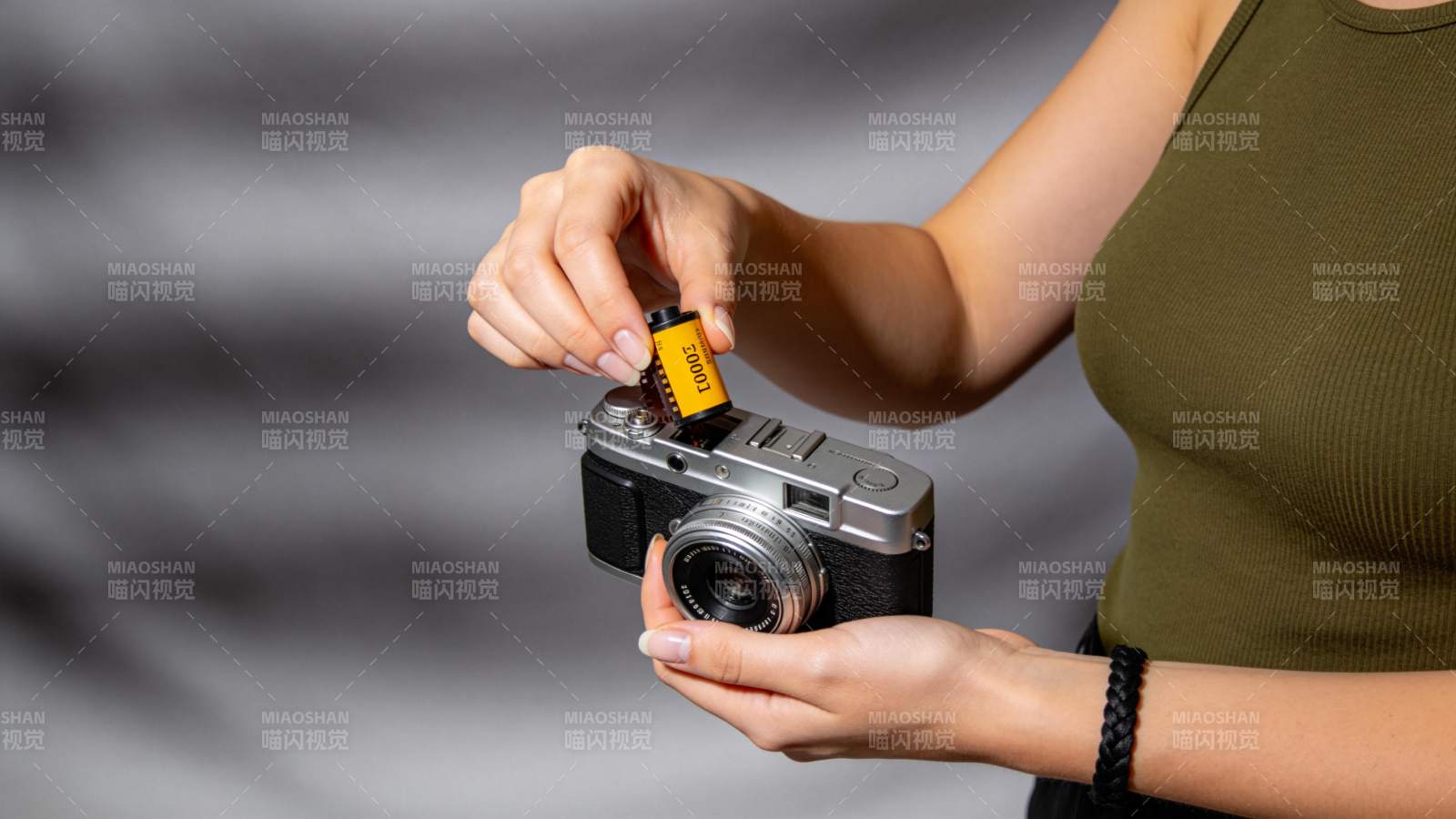 更换相机电池图片