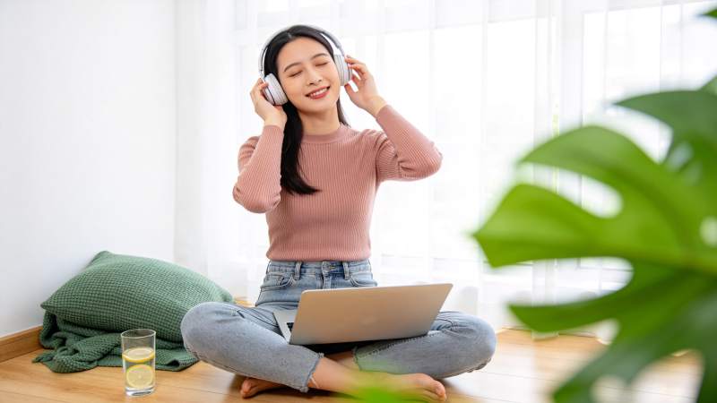 居家听歌学习图片