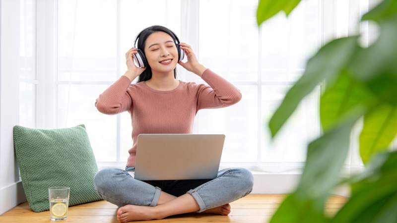 居家听歌的惬意时光图片