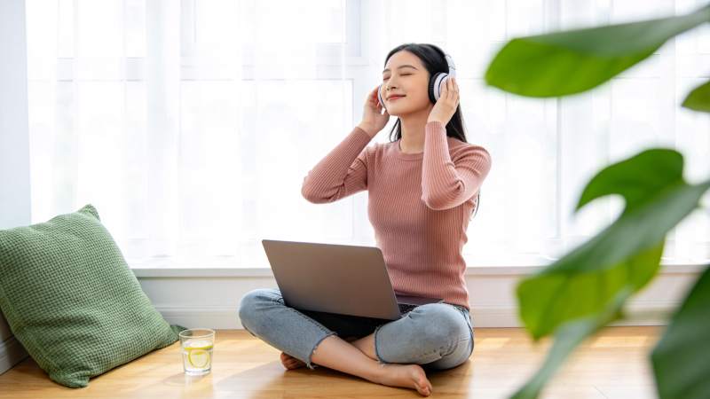 窗边听歌的女孩图片