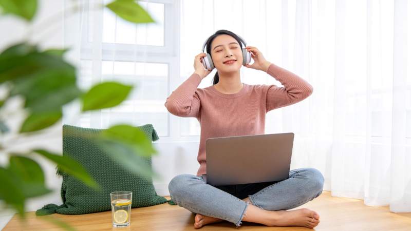 居家听歌放松时刻图片