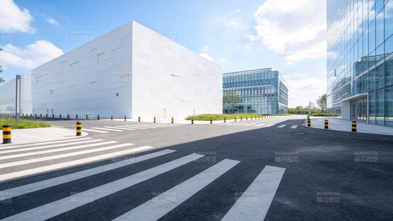 现代建筑群前的斑马线图片