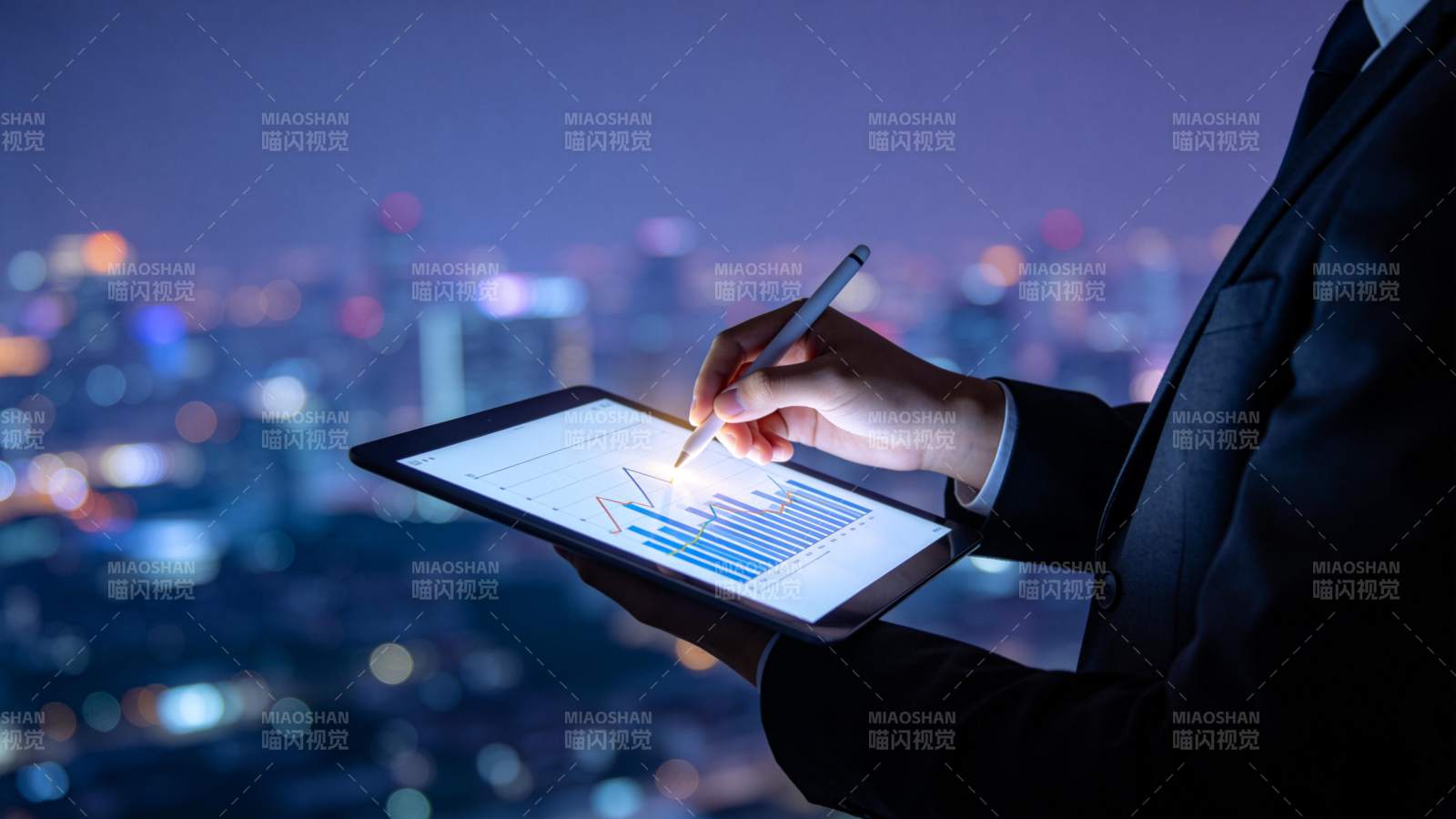 夜景中的数据分析图片