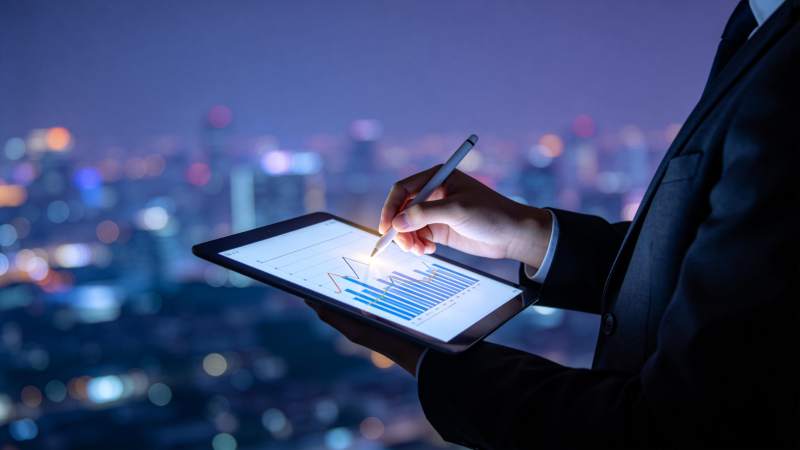 夜景中的数据分析图片