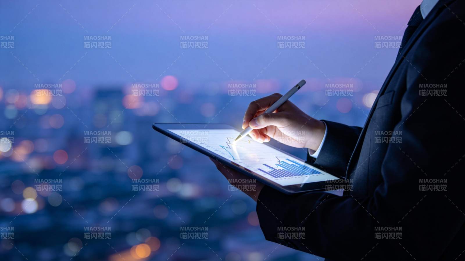 夜景中的商务分析图片