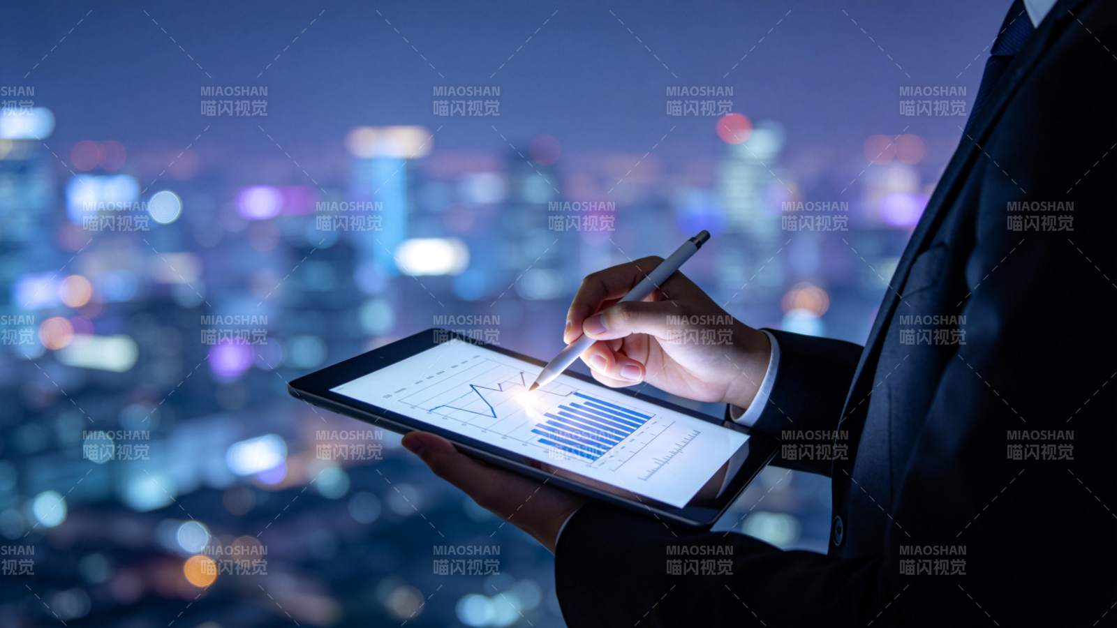 夜景中分析数据图片