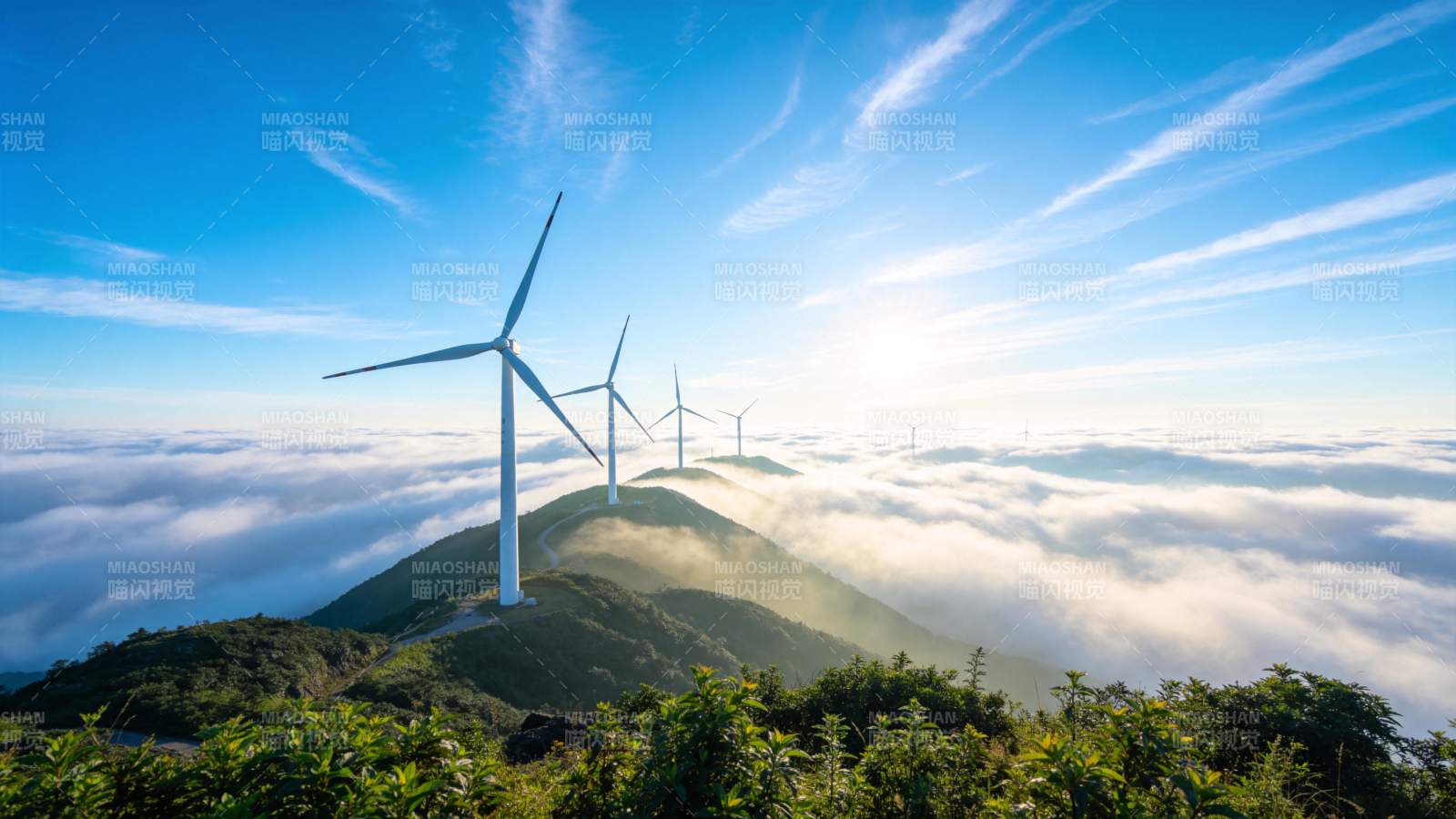 风车云海山巅图片