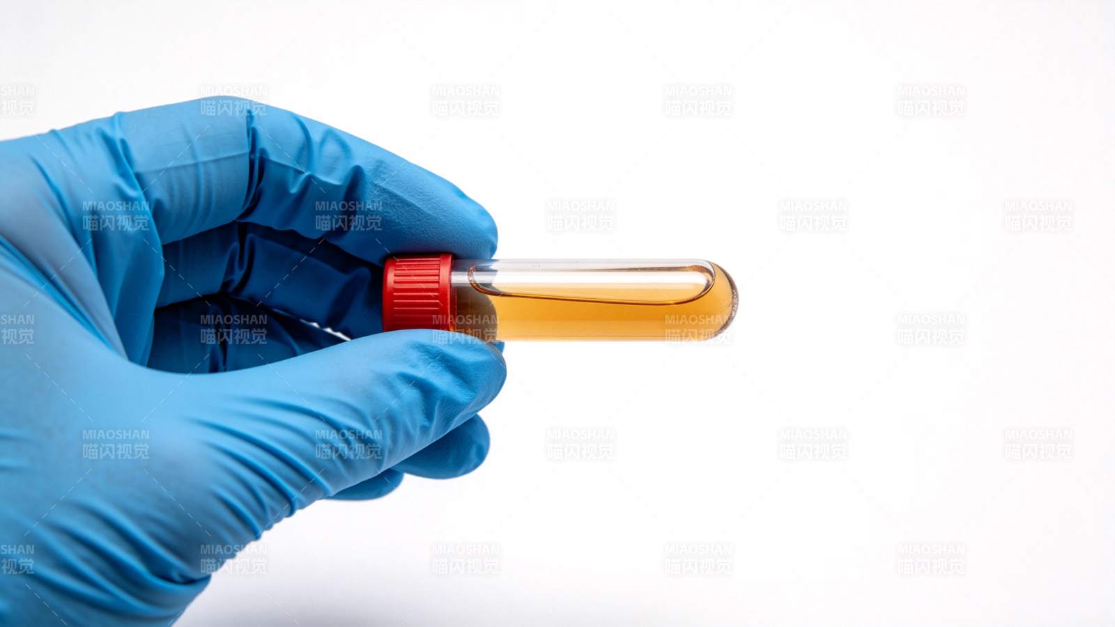 手持试管检测液图片