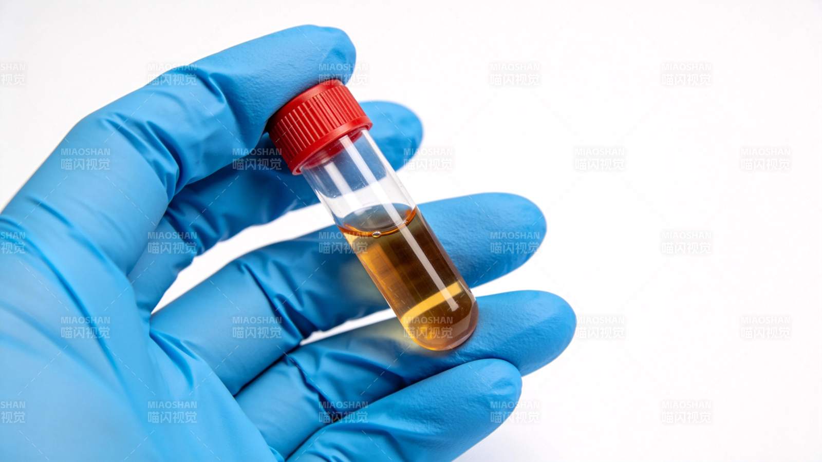 试管中的黄色液体图片