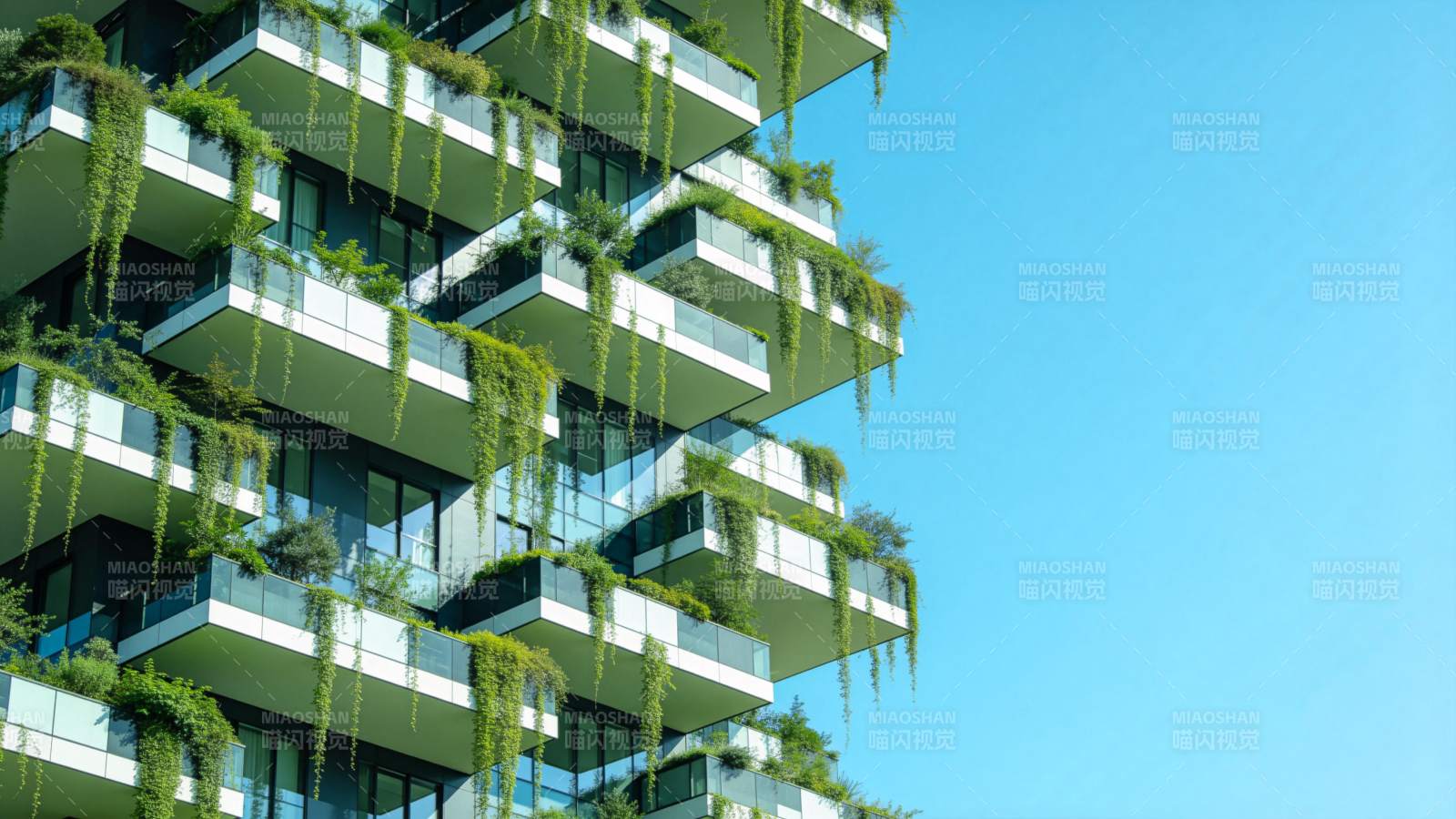 绿植垂挂的现代建筑图片