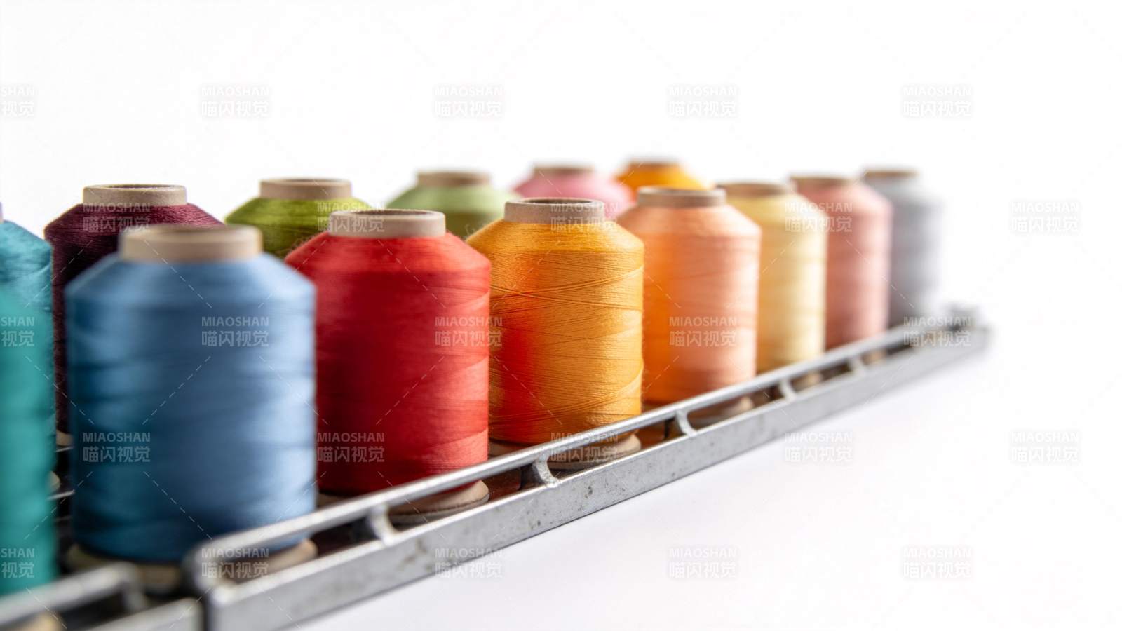 多彩线轴排列整齐图片