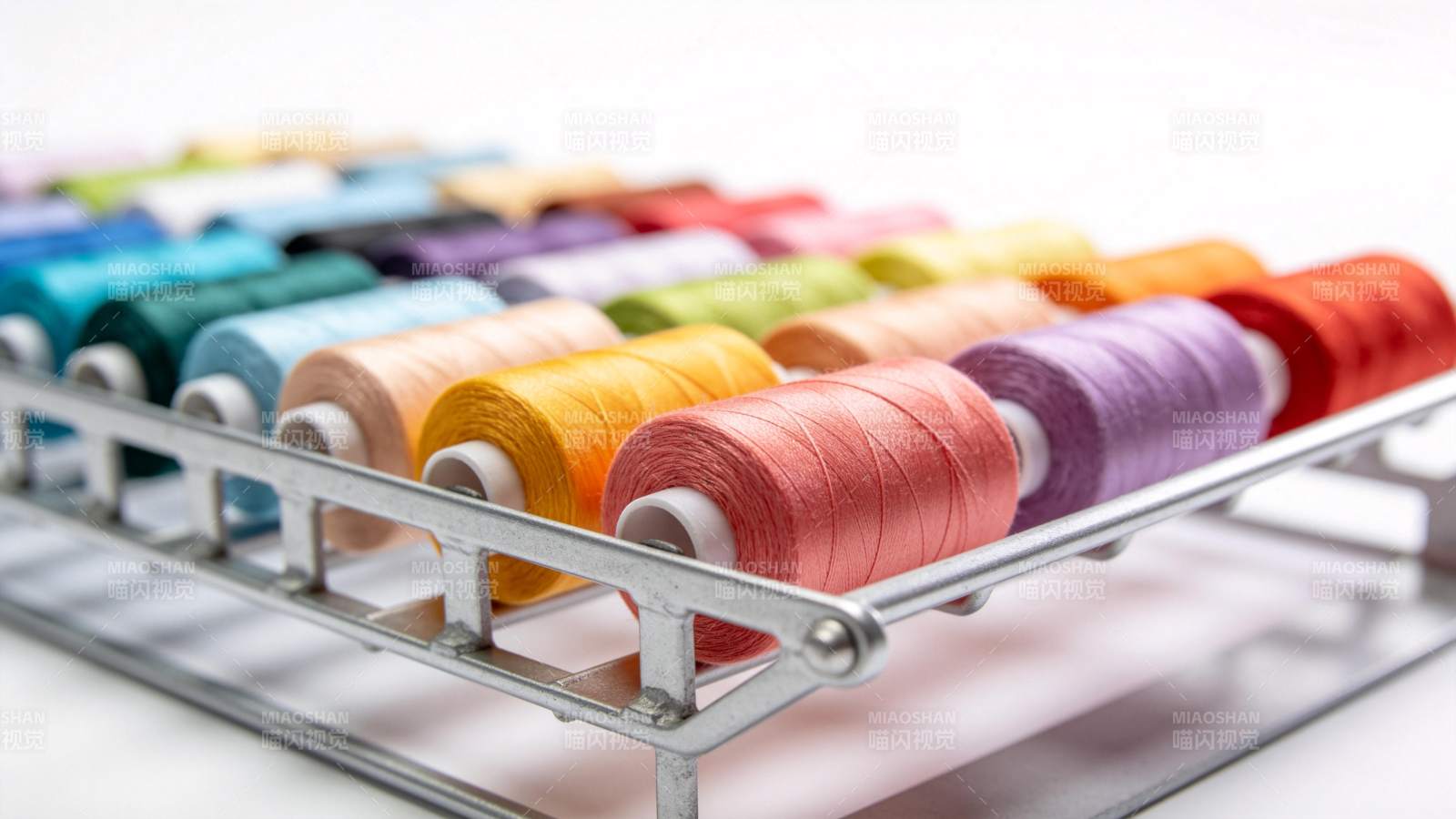 多彩线轴排列整齐图片