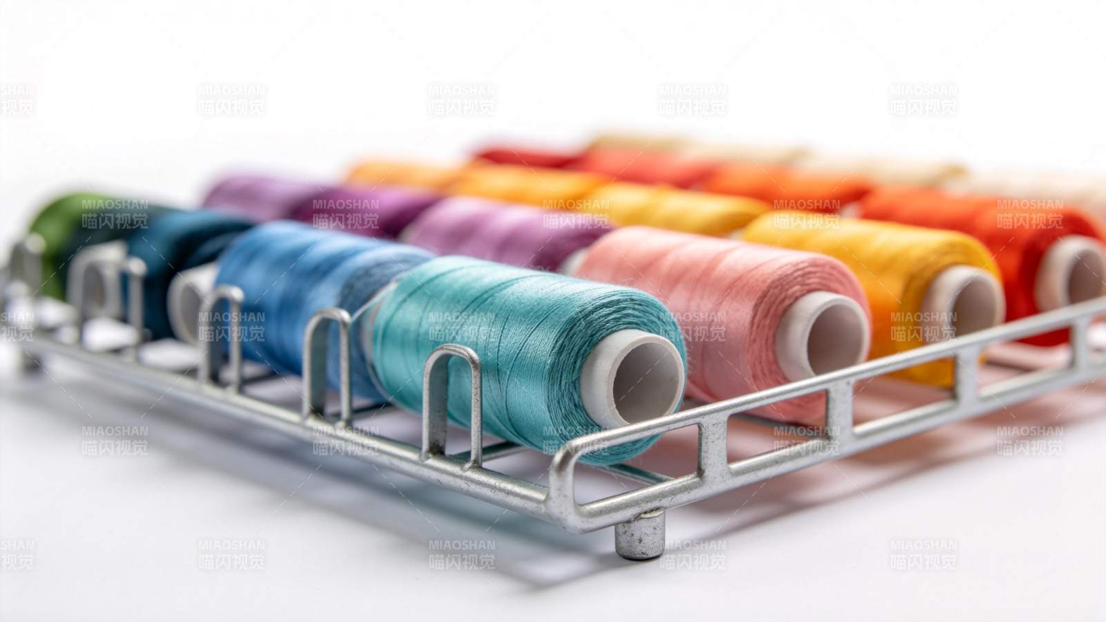 多彩线轴排列整齐图片
