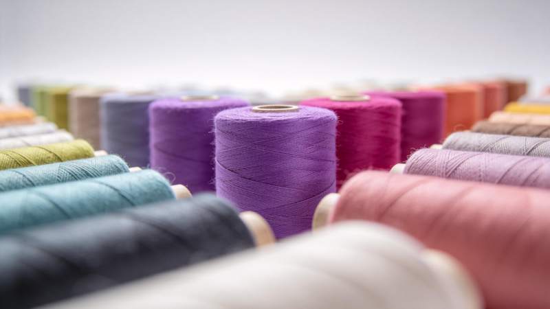 多彩线轴排列图片