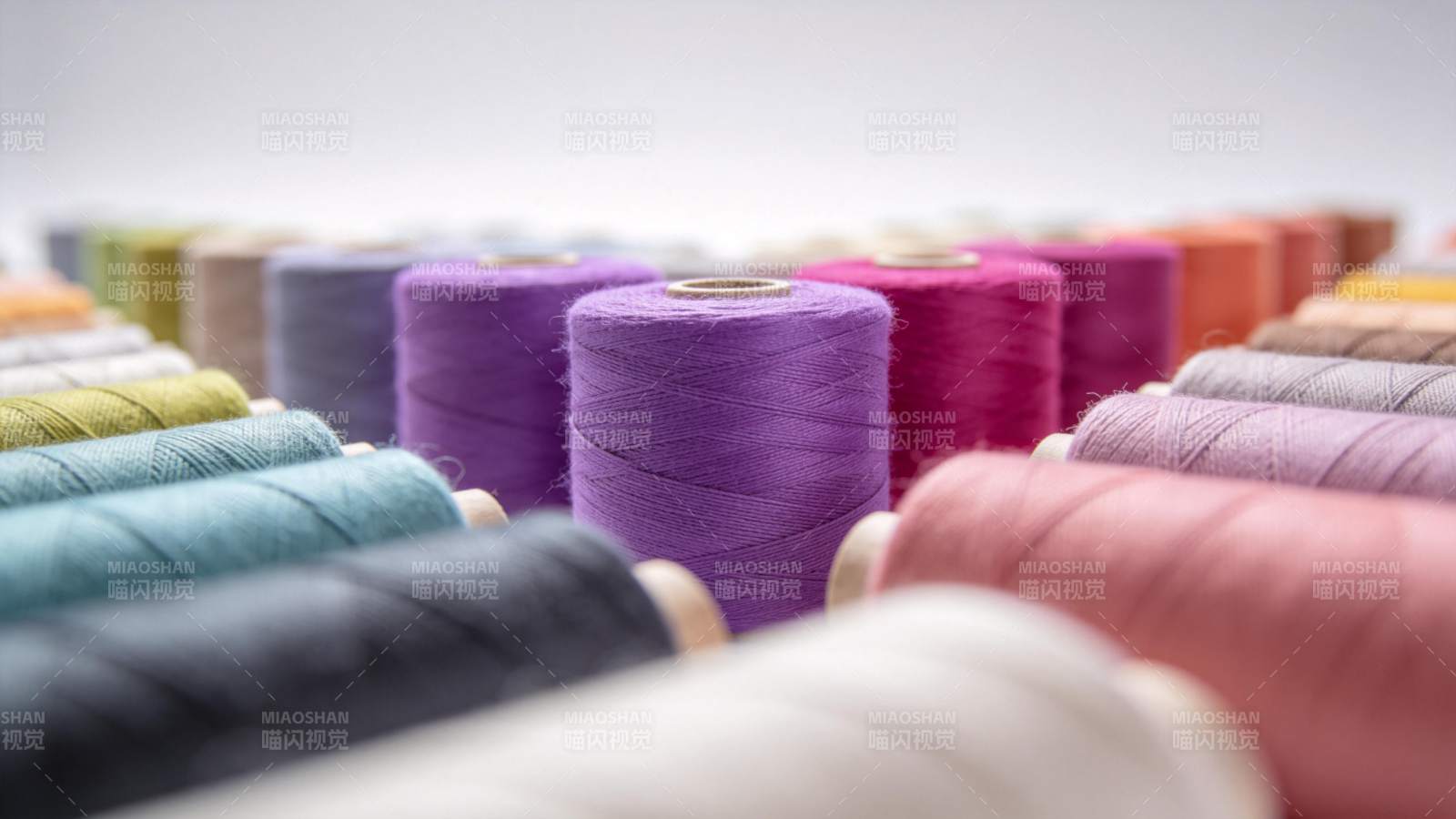 多彩线轴排列图片