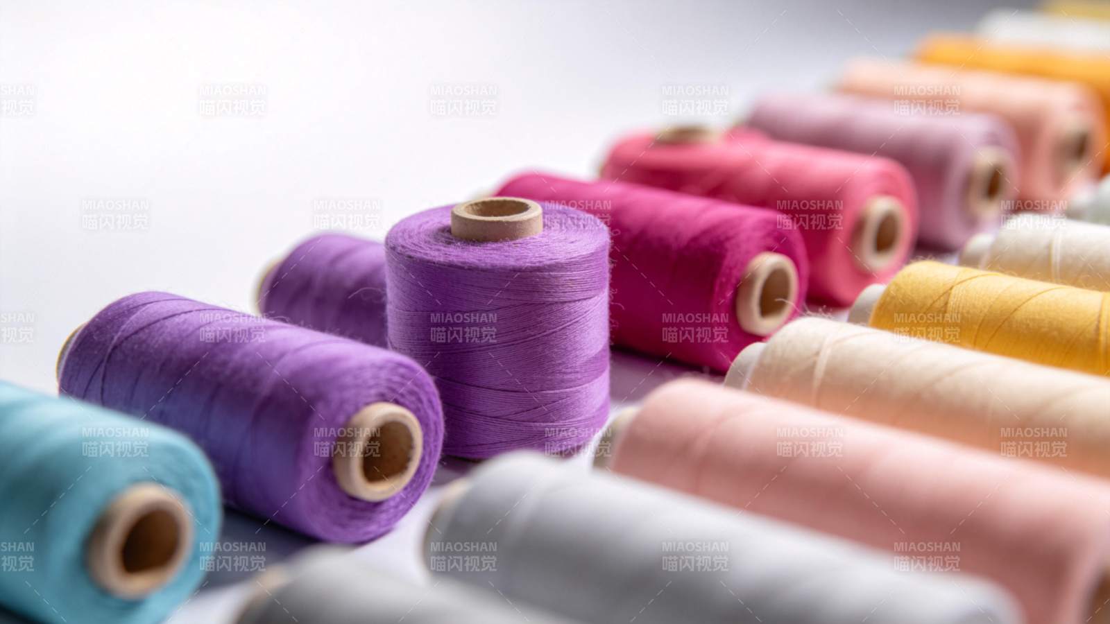 多彩线轴排列图片