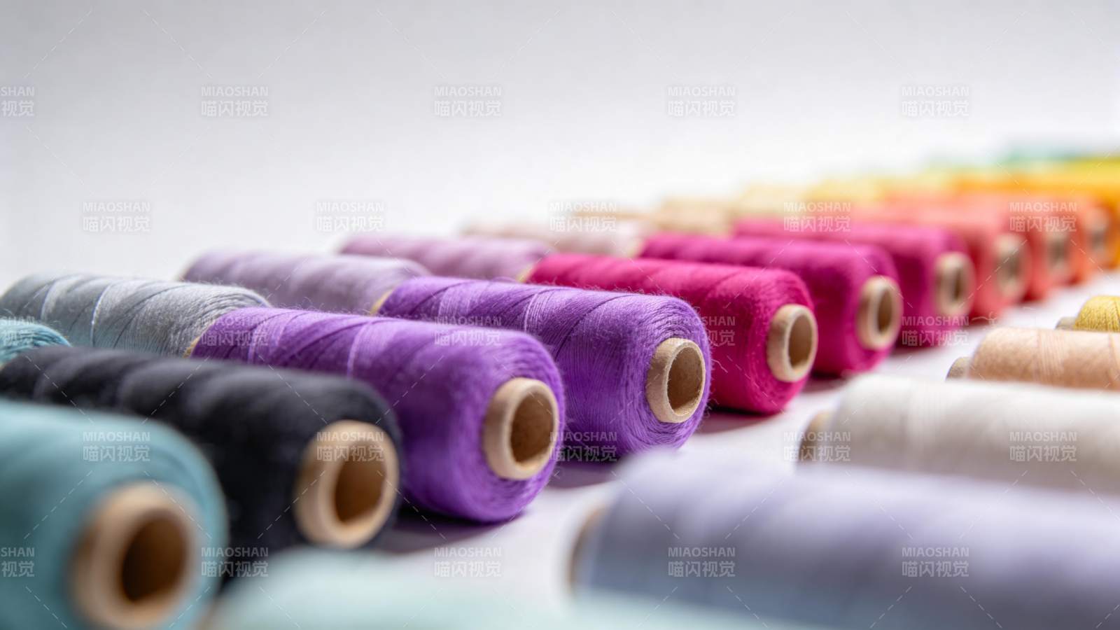 多彩线轴排列图片