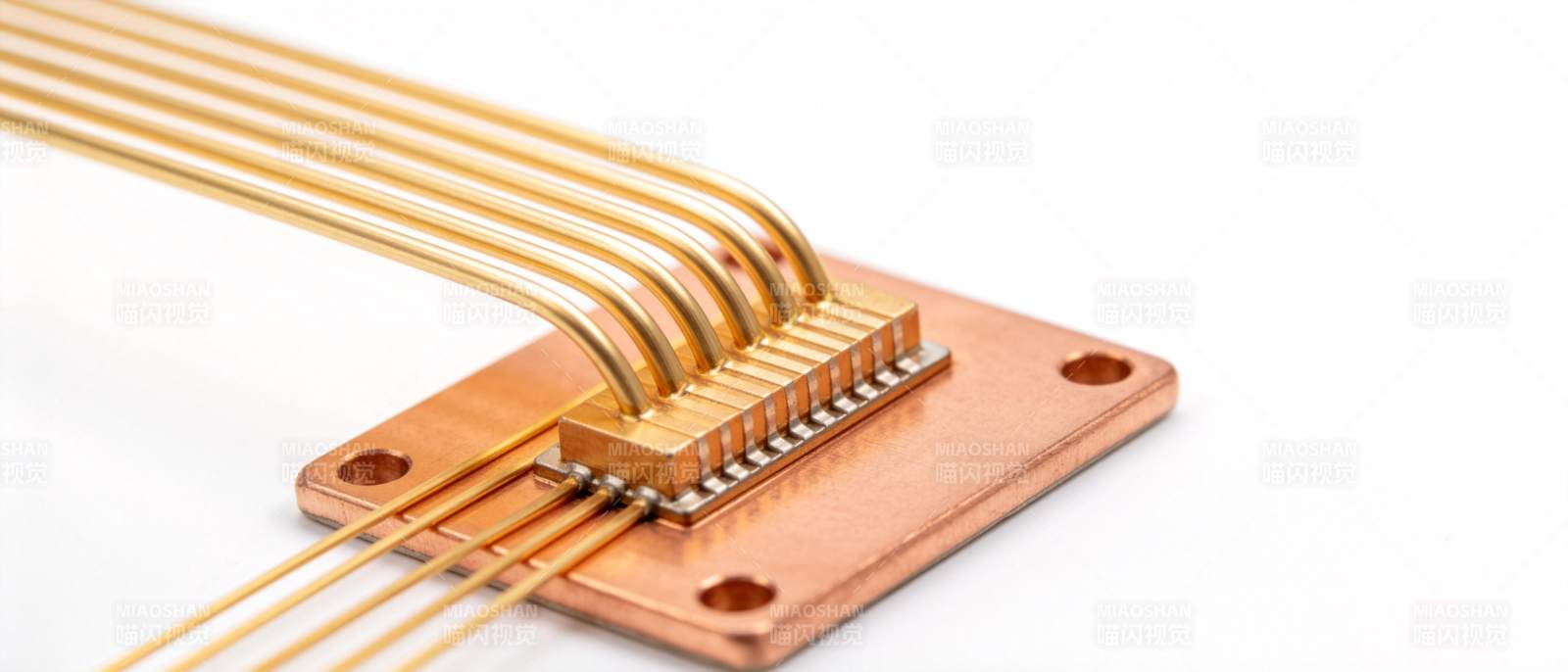 铜线连接电路板图片