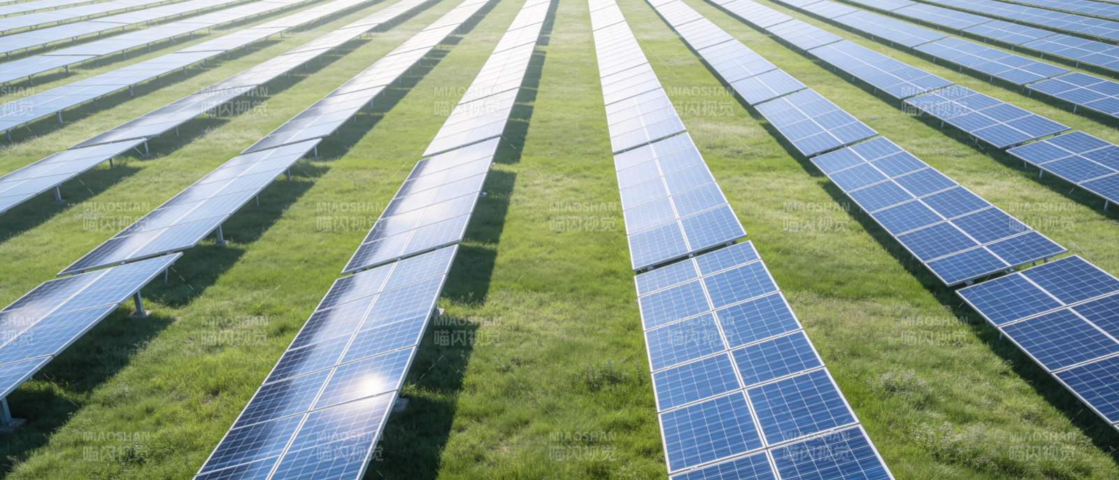 光伏电站绿意盎然图片