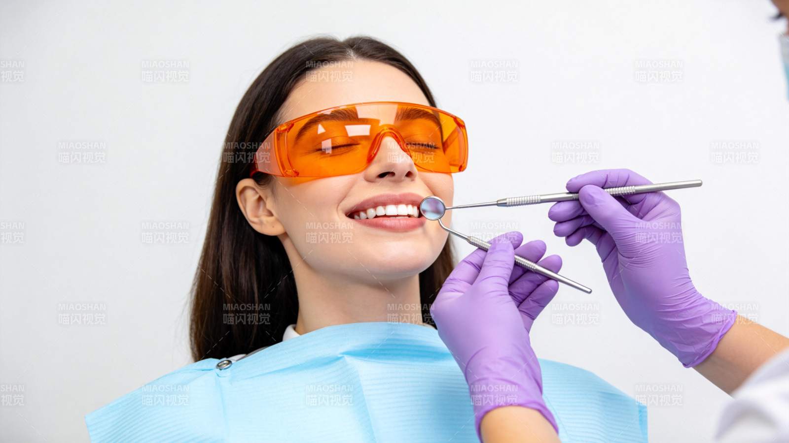 牙科检查微笑瞬间图片