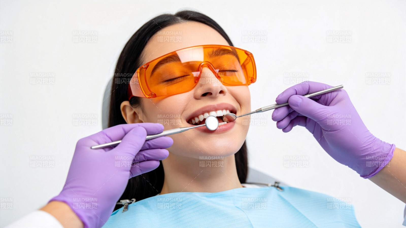 牙医检查牙齿图片