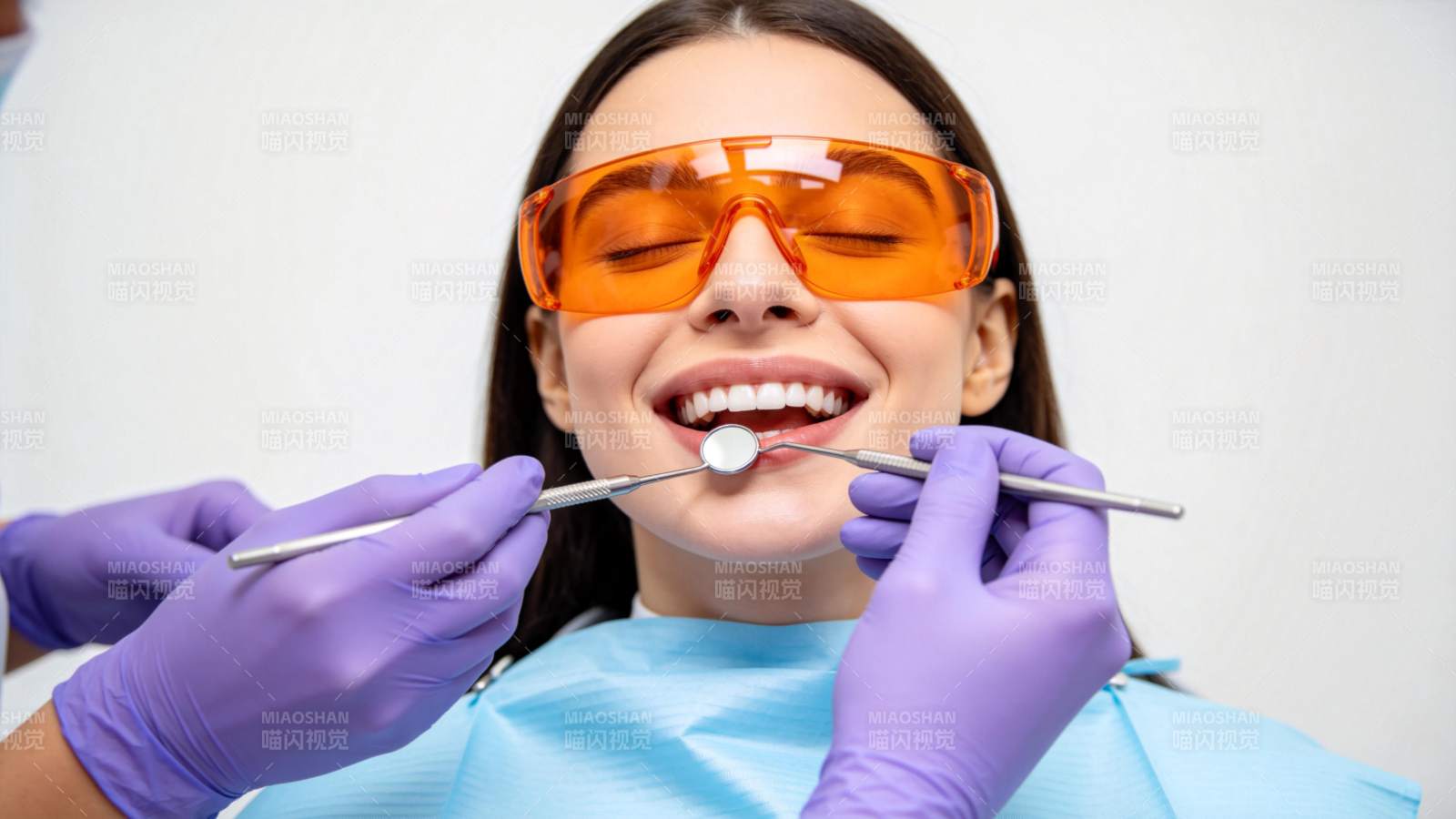 牙科检查微笑瞬间图片
